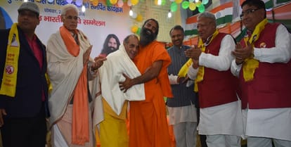 Ramdev said, when PM Modi visits America, come to the airport Trump, know why