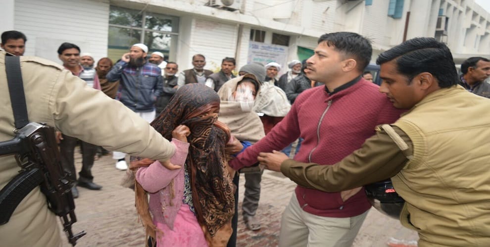 Schoolgirl tried to self abuse at the SSP office, suspended two daroga