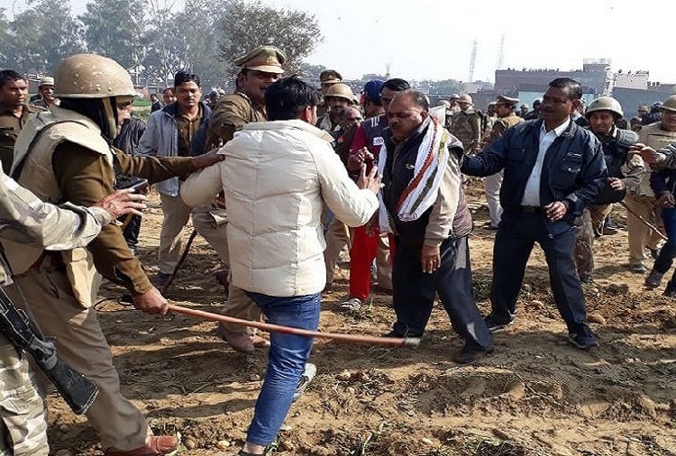 MDA team on throw stones, police beat farmers, see photos