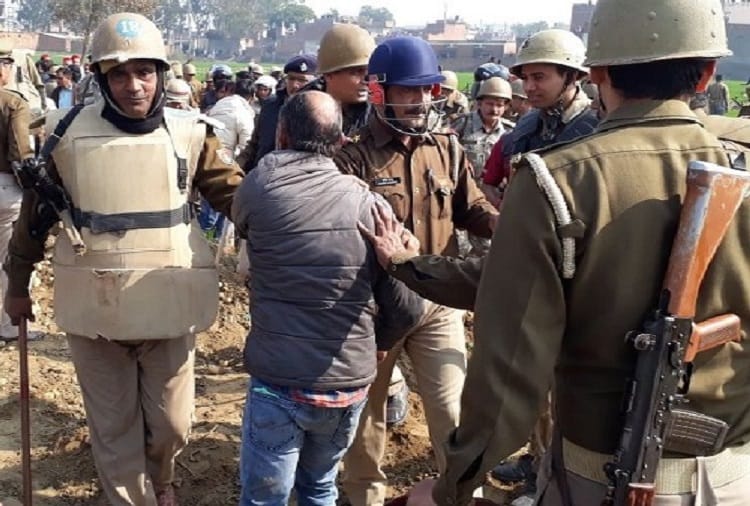 MDA team on throw stones, police beat farmers, see photos