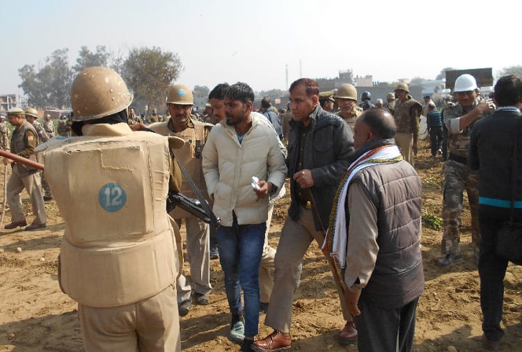 MDA team on throw stones, police beat farmers, see photos