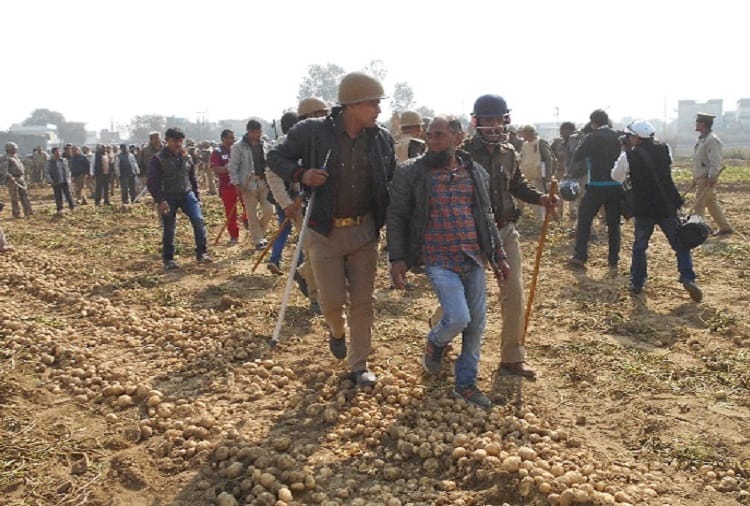 MDA team on throw stones, police beat farmers, see photos