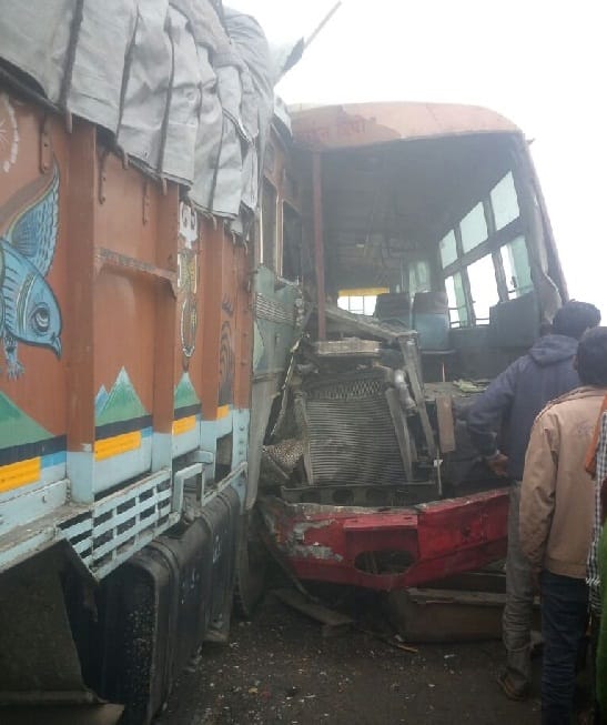 कोहरे में बस व ट्रक की टक्कर, 14 यात्री गंभीर