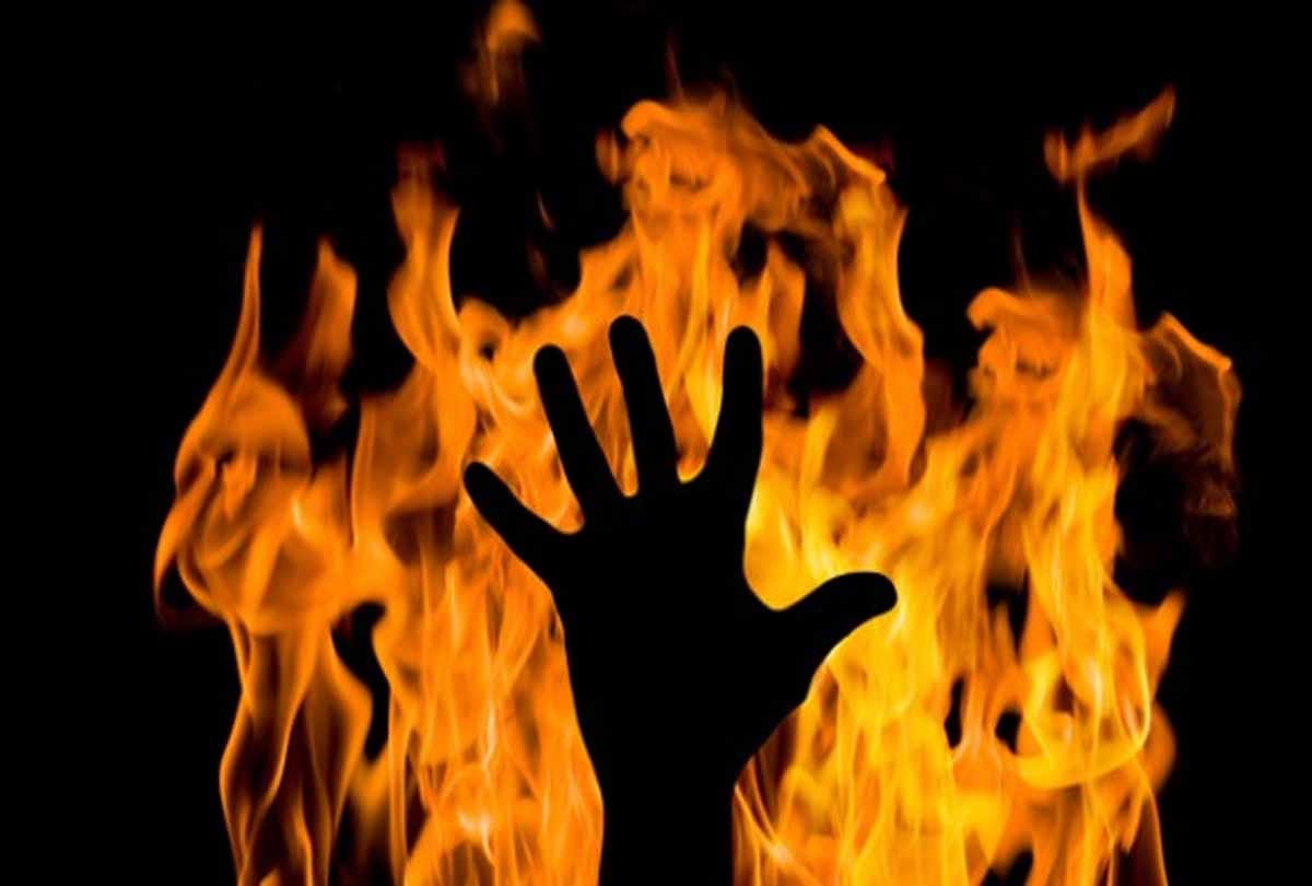 women in auriaya burned her self
