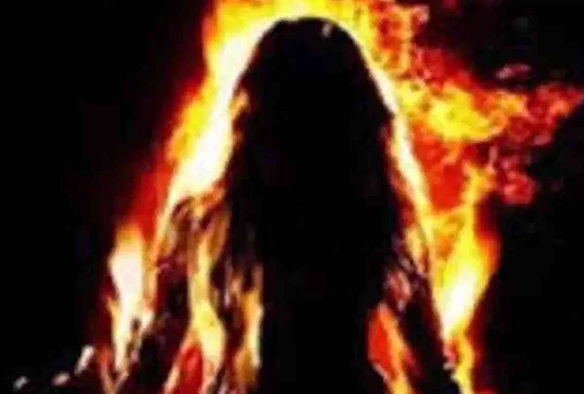 women in auriaya burned her self