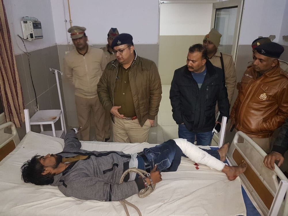 firing between robbers and police in mathura 