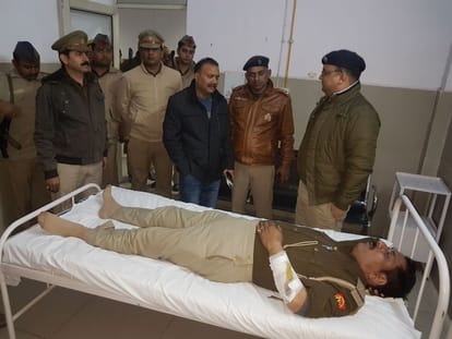 firing between robbers and police in mathura 