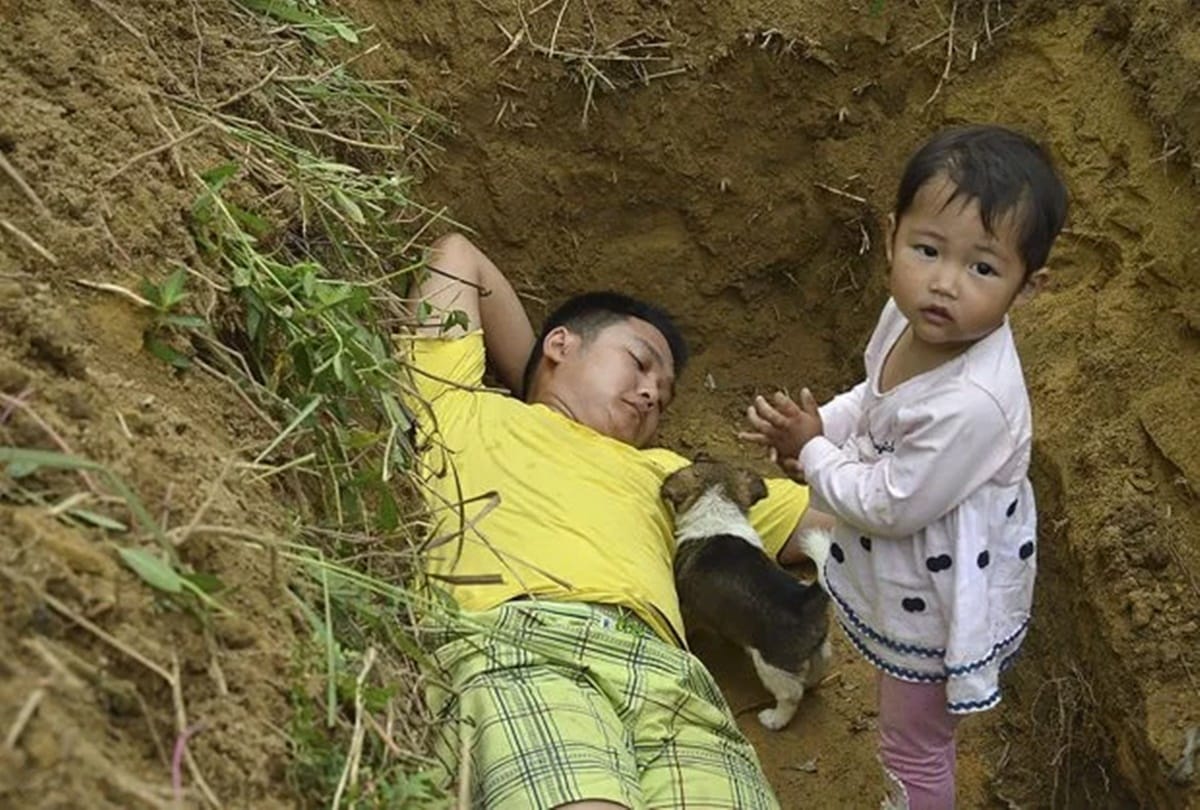 Pictures being viral of A Man who sleeps with his ill daughter in the grave everyday