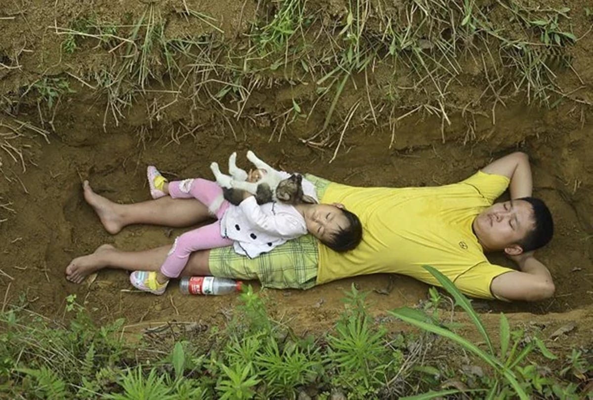 Pictures being viral of A Man who sleeps with his ill daughter in the grave everyday