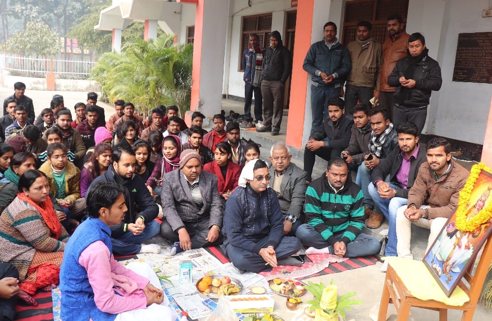 शारदे की श्रद्धा में झुके शहरियों के सिर