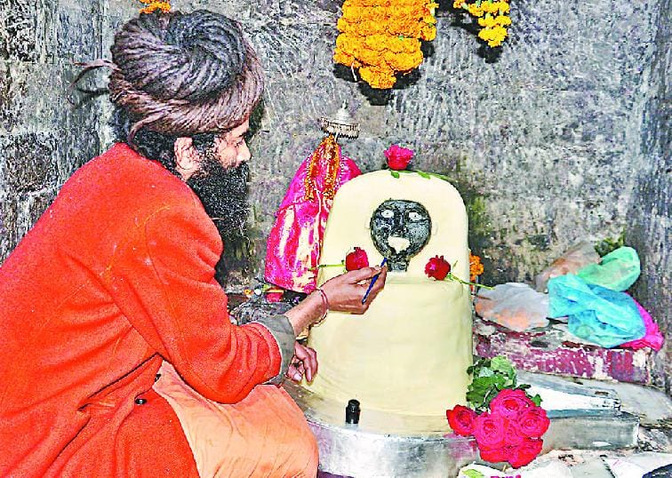 अद्भुुत : भीमाकाली का स्वरूप शिवलिंग पर मक्खन के साथ उभारा