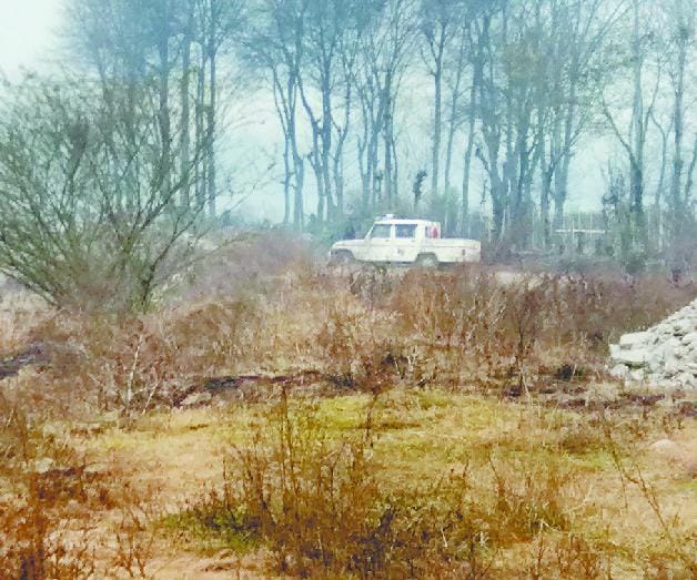 खनन माफिया के गड्ढों में फंस गई पुलिस की जीप, बैरंग लौटी