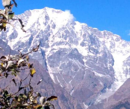 बर्फबारी नहीं होने से काली पड़ने लगी हिमालय की चोटियां