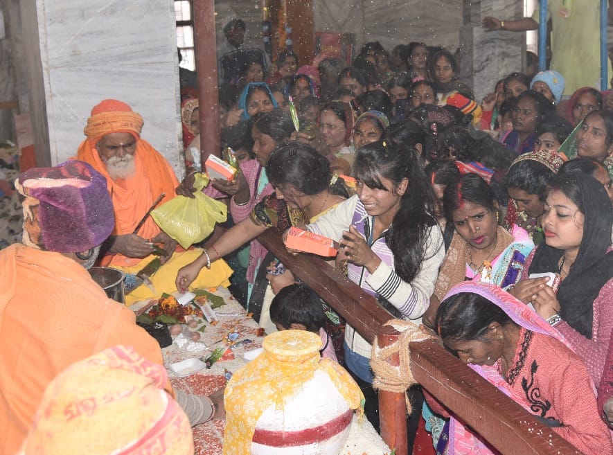 बुढ़वा मंगल पर श्रद्धालुओं ने चढ़ाई खिचड़ी