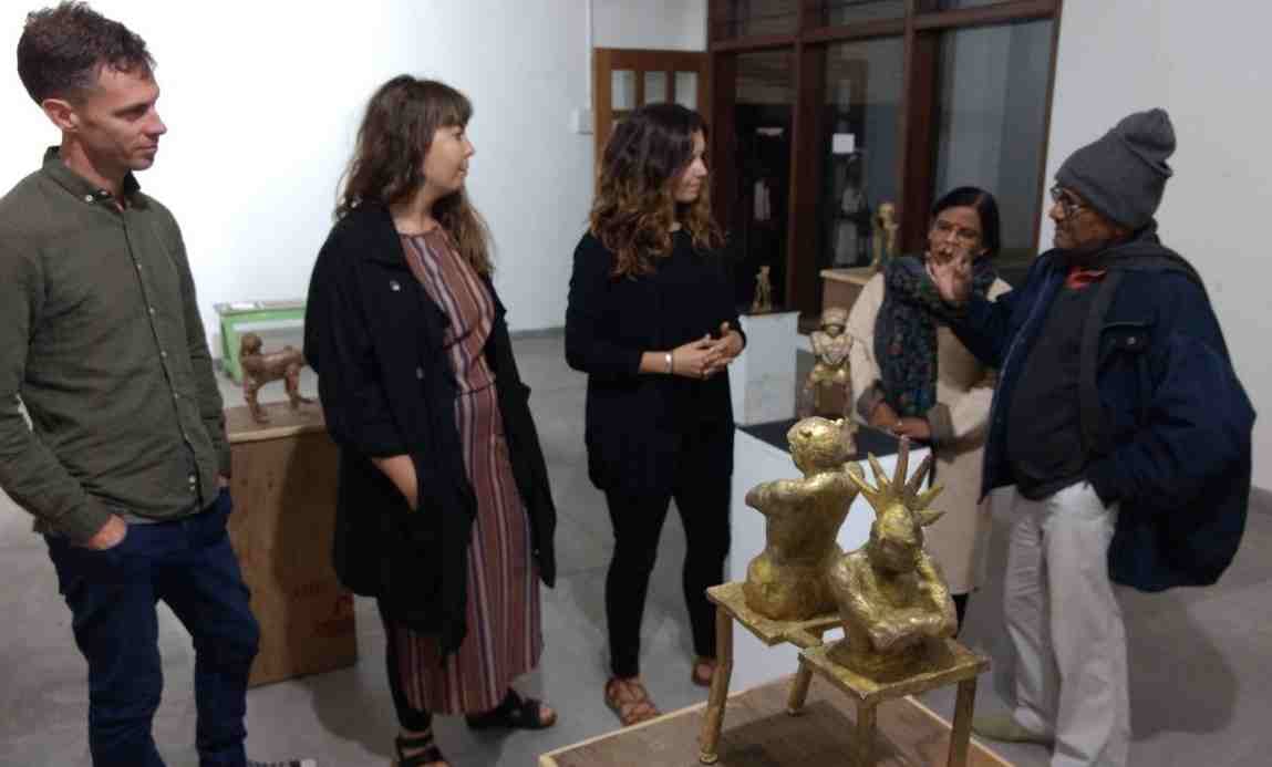 facebook help a daughters to meet her father Sculpture