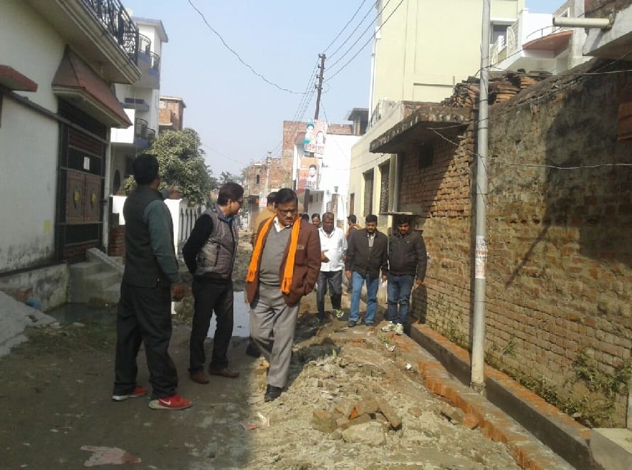 नगर विधायक ने रुकवाया घटिया निर्माण