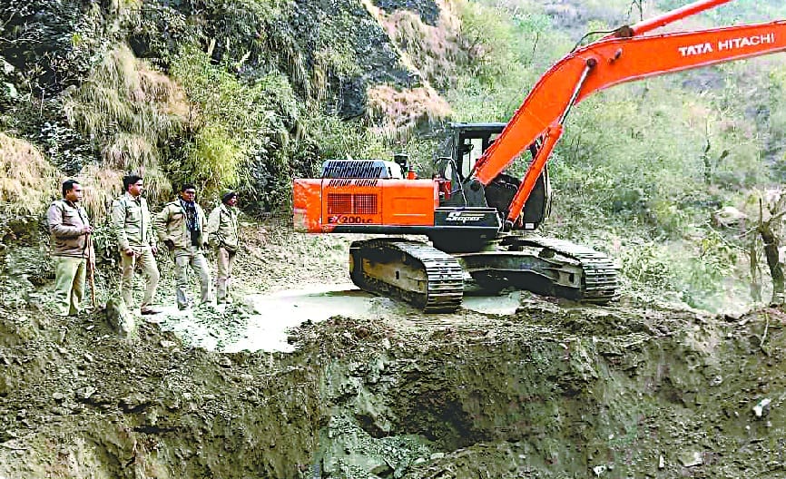 Breaks 50 meters long road for mining
