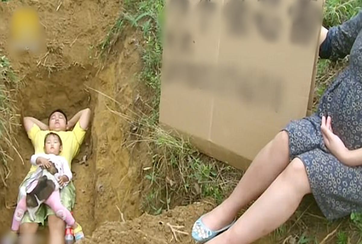 Pictures being viral of A Man who sleeps with his ill daughter in the grave everyday