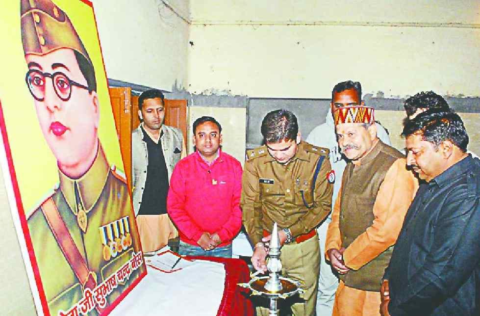 Azad Hind Fauj warrior bowed down