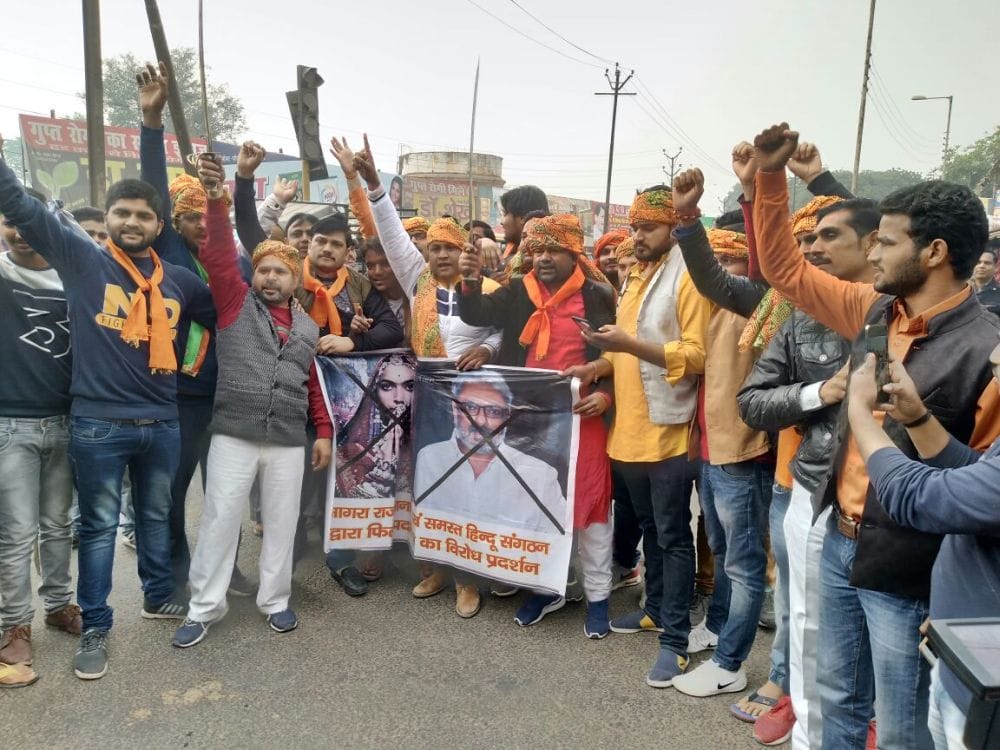 threat to cinema operators in agra 