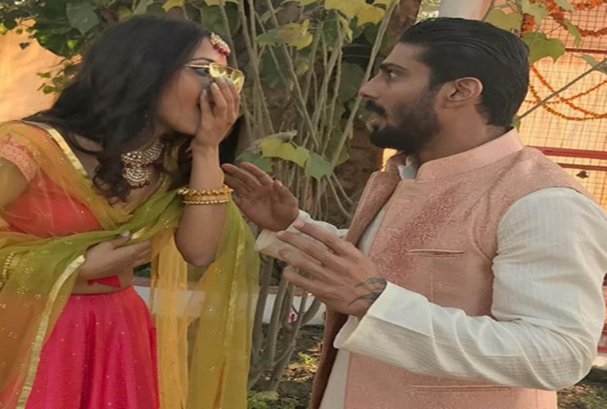 Prateik babbar gets engaged with gilfriend sanya sagar