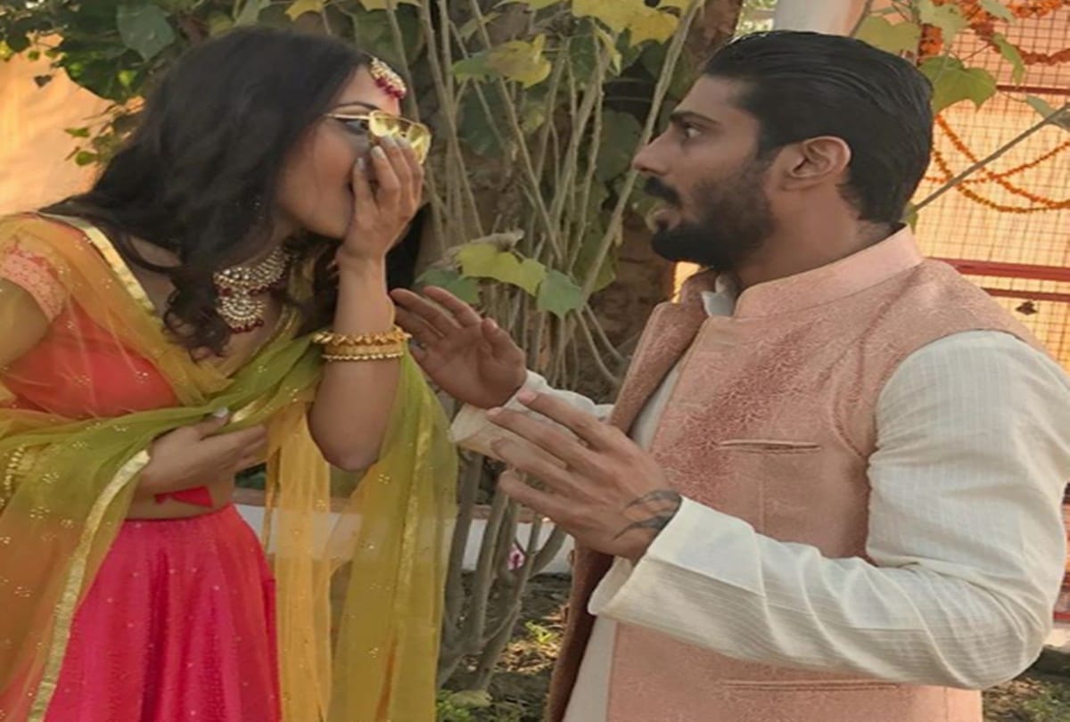 Prateik babbar gets engaged with gilfriend sanya sagar