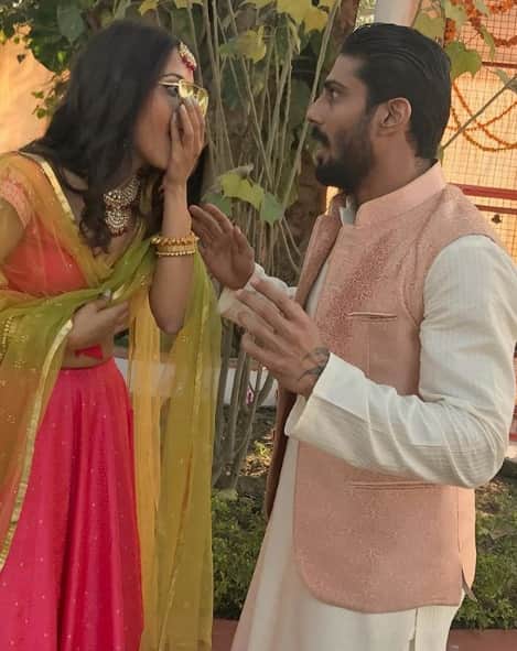 Prateik babbar gets engaged with gilfriend sanya sagar