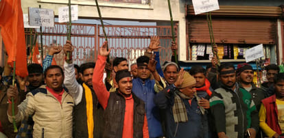 aam admi party and congress protest prime minister by fry snacks