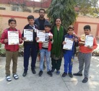 स्केटिंग प्रतियोगिता में पदक लेकर लौटे खिलाड़ियों का हुआ स्वागत