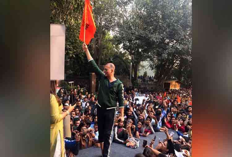 akshay kumar troll in twitter during padman promotion with abvp flag 