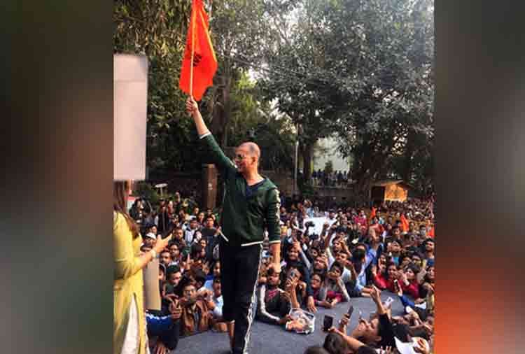 akshay kumar troll in twitter during padman promotion with abvp flag 