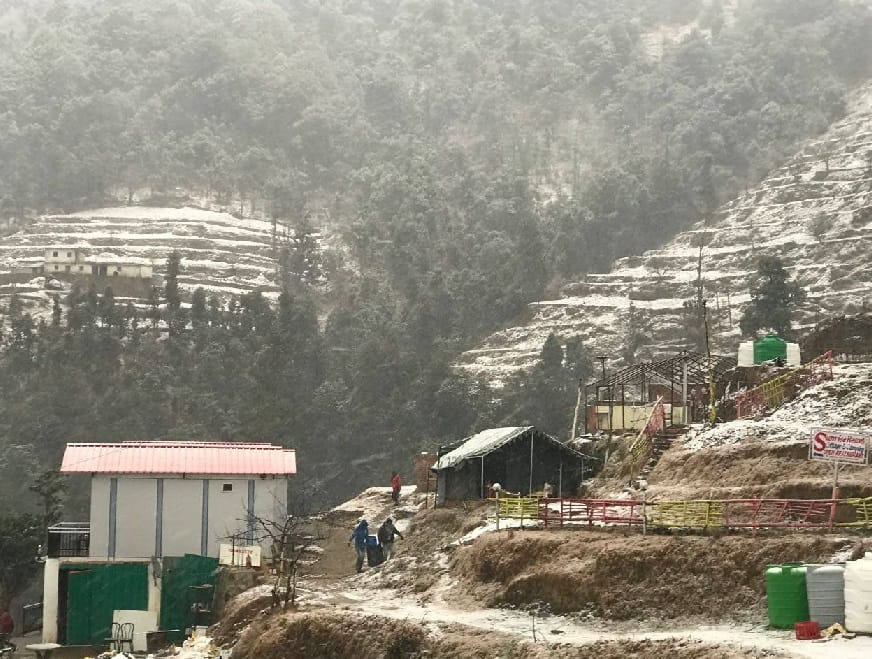 Heavy snowfall in all over uttarakhand photos