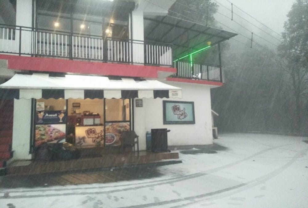 After snowfall mussoorie traffic route diverted