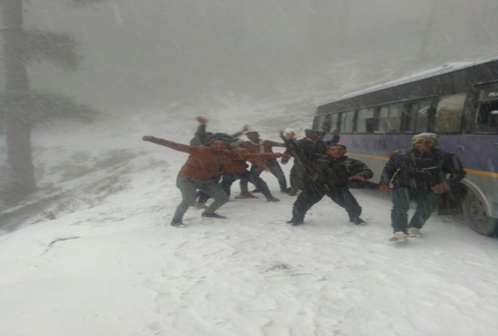 Heavy snowfall alert in mussoorie and nainital