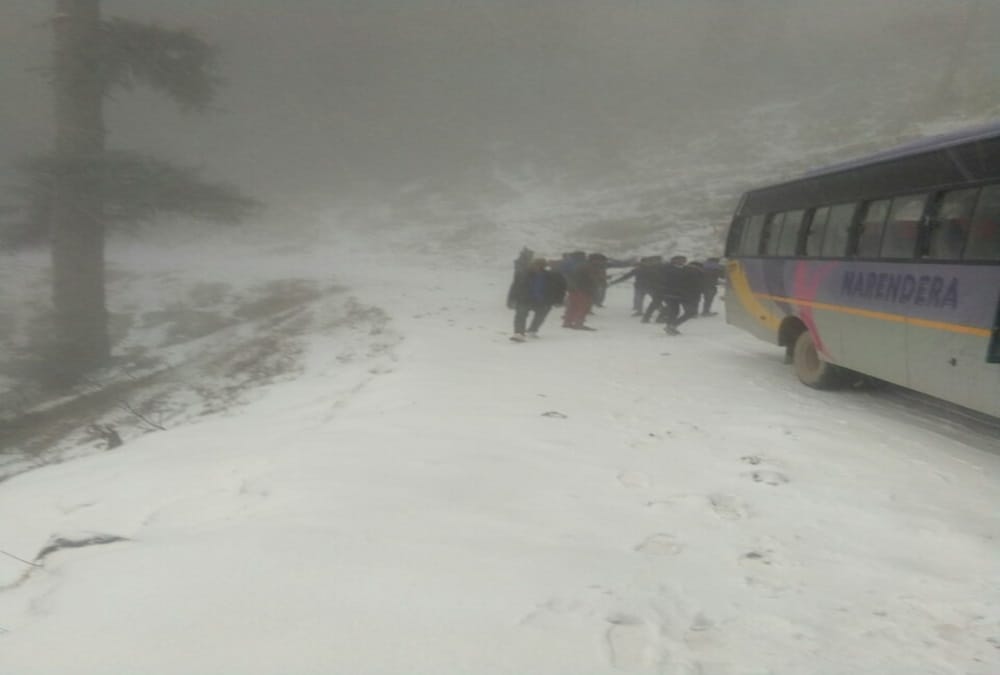 Heavy snowfall alert in mussoorie and nainital