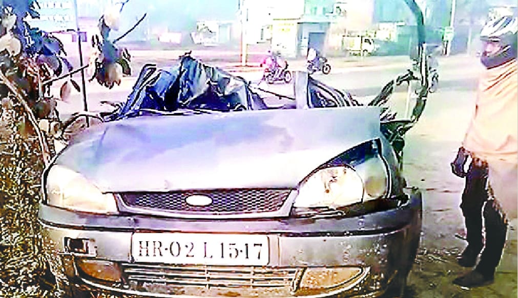 Overloaded tractor-trolley over one car, death of one