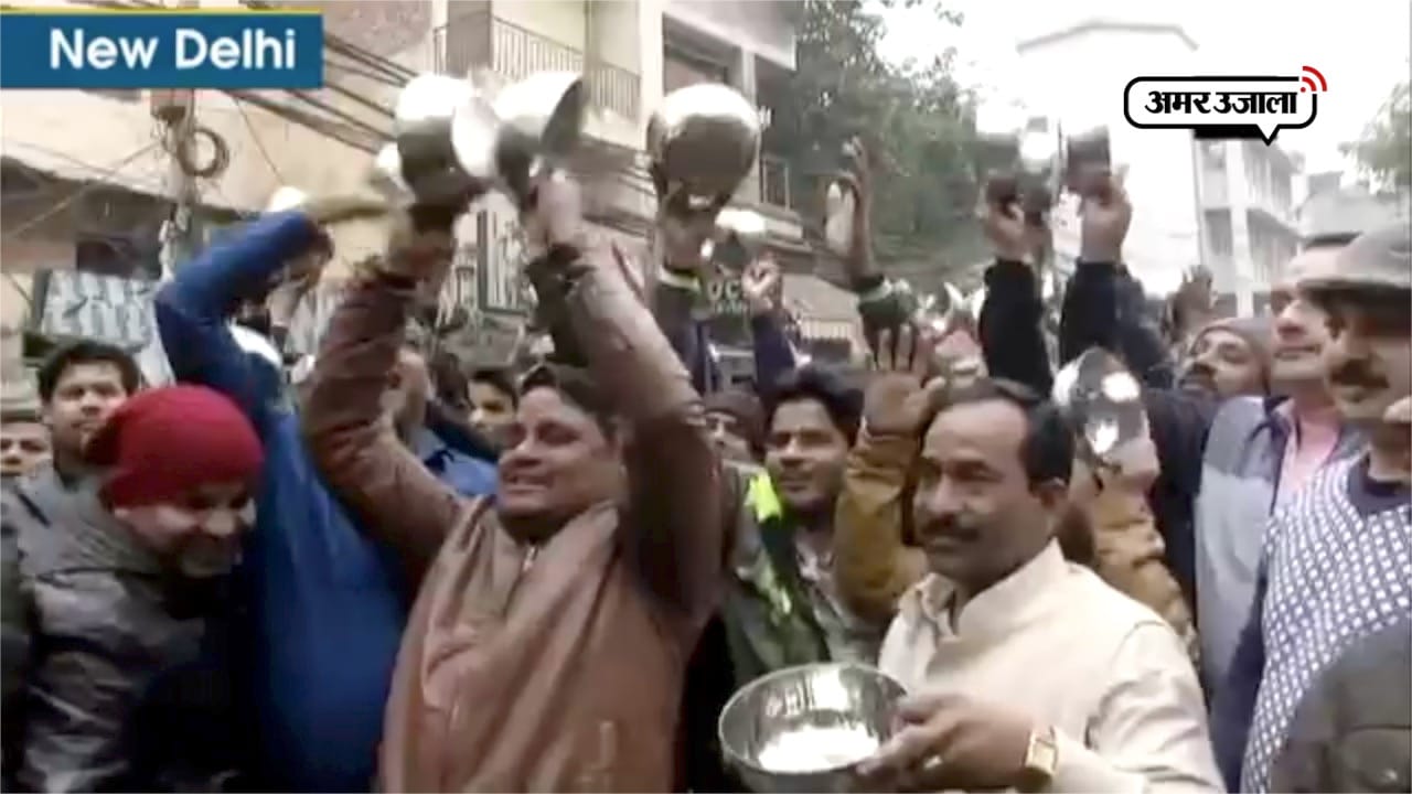 कारोबारियों का प्रदर्शन
