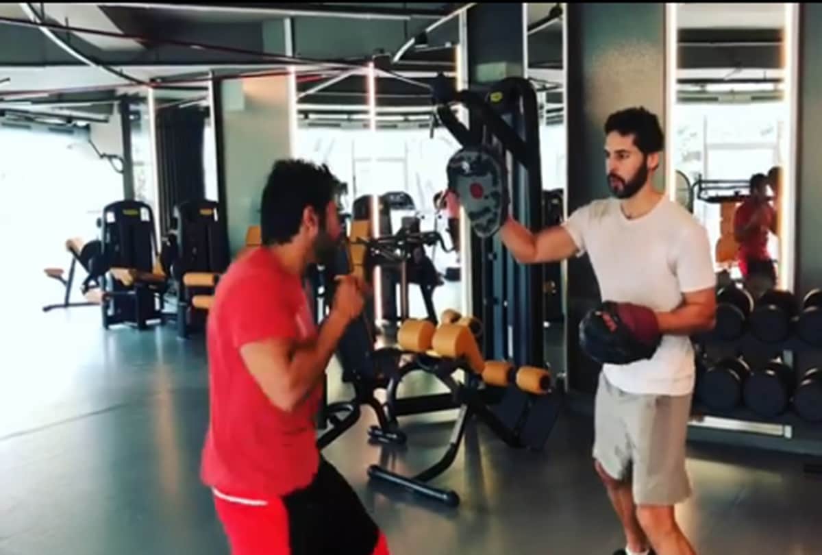 Varun Dhawan takes boxing lessons from Raaz actor Dino Morea 
