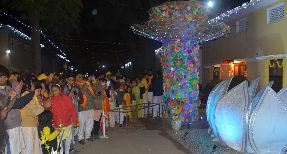crowd of devotees on vasant panchmi in agra