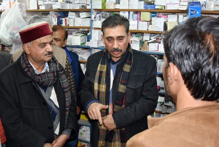 hp health minister vipin parmar surprise check at solan hospital