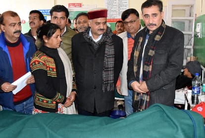 hp health minister vipin parmar surprise check at solan hospital