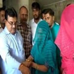 सिनेमाघर संचालक को राखी बांधती वीरांगना