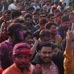 जीत का जश्न मनाते छात्र।