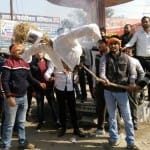 अशोक तिराहे पर राष्ट्रवादी युवा वाहिनी के कार्यकर्ताओं ने पद्मावत फिल्म के निर्माता संजय लीला भंसाली का पुतला जलाया।  