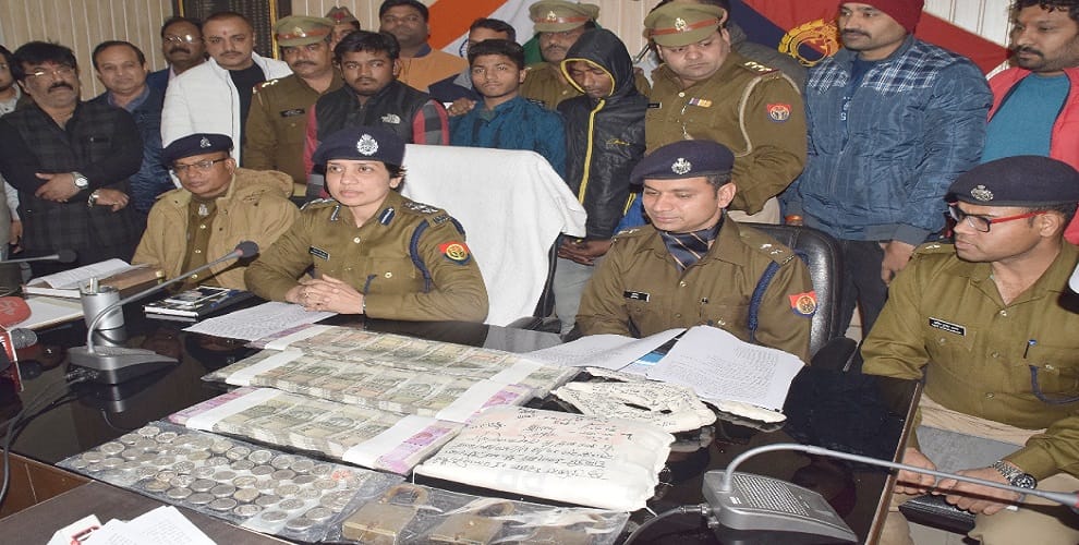 Showroom reveals 18 lakhs of theft, servant Mastermind turned out