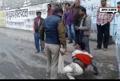 KANPUR DEHAT POLICE BEATEN TO MEN ON ROAD BADLY