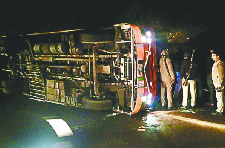 Tourist bus reverses over Mansur highway, 40 injured