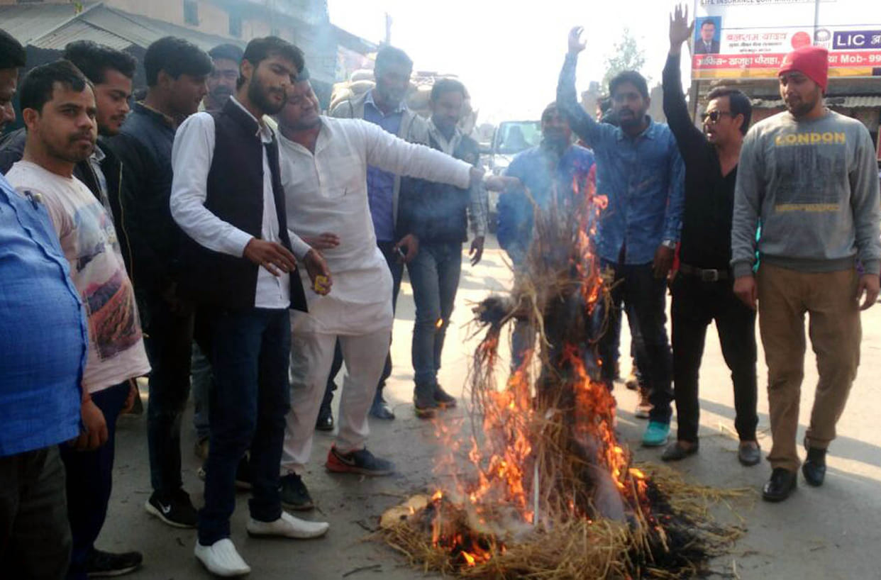 फिल्म पद्मावत के निर्देशक का पुतला फूंका