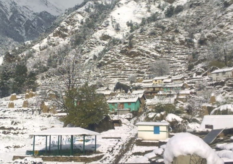 Fierce snowfall in villages of Beshreshwar High Himalayan region