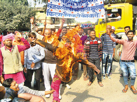 Blow the effigy of Padmavat film maker